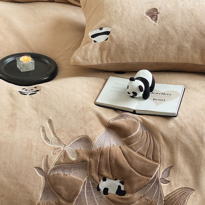 91家纺网 家纺一手货源 找家纺 安莱生活 2023年新品230克牛奶绒贴布绣系列四件套-夺笋系列 夺笋-暖木咖