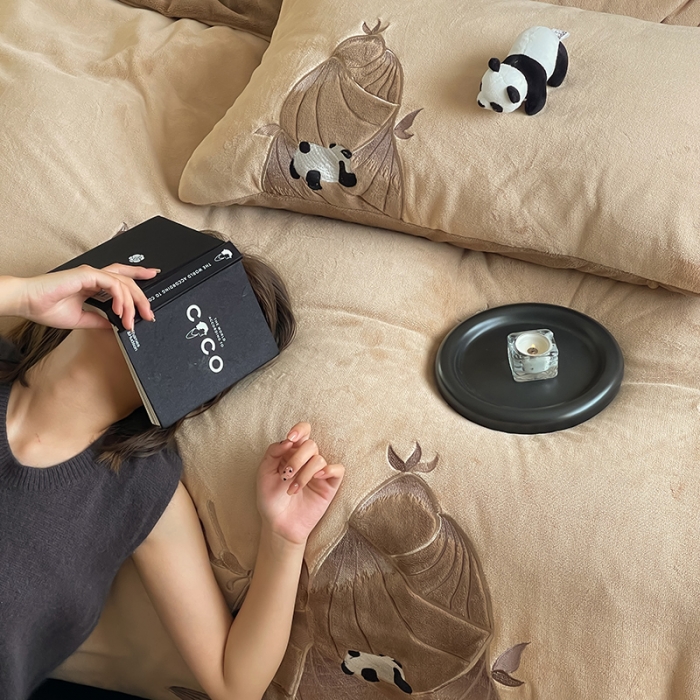 91家纺网 家纺一手货源 找家纺 安莱生活 2023年新品230克牛奶绒贴布绣系列四件套-夺笋系列 夺笋-暖木咖