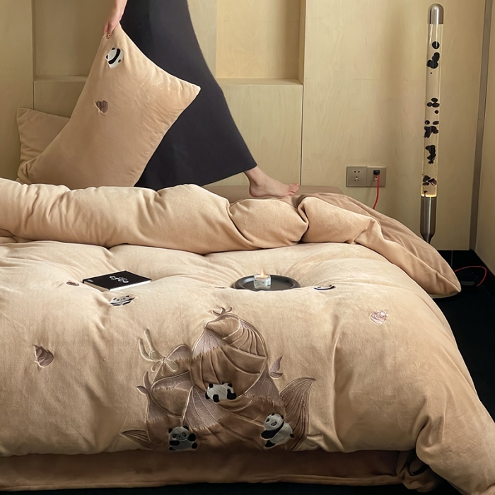 91家纺网 家纺一手货源 找家纺 (总)安莱生活 2023年新品230克牛奶绒贴布绣系列四件套-夺笋系列