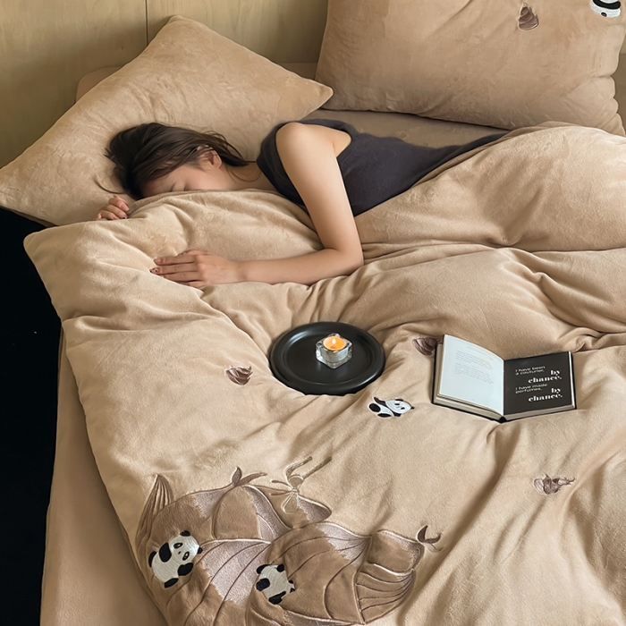 91家纺网 家纺一手货源 找家纺 (总)安莱生活 2023年新品230克牛奶绒贴布绣系列四件套-夺笋系列