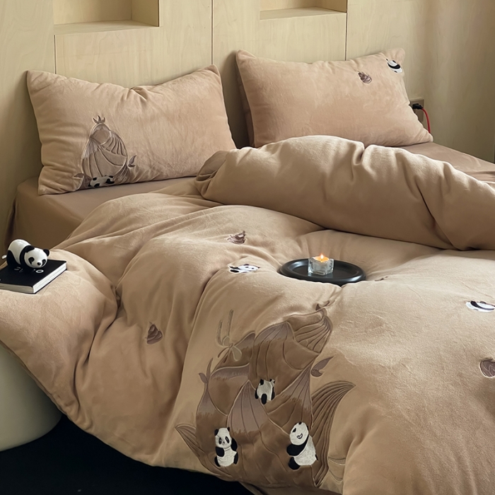 91家纺网 家纺一手货源 找家纺 (总)安莱生活 2023年新品230克牛奶绒贴布绣系列四件套-夺笋系列