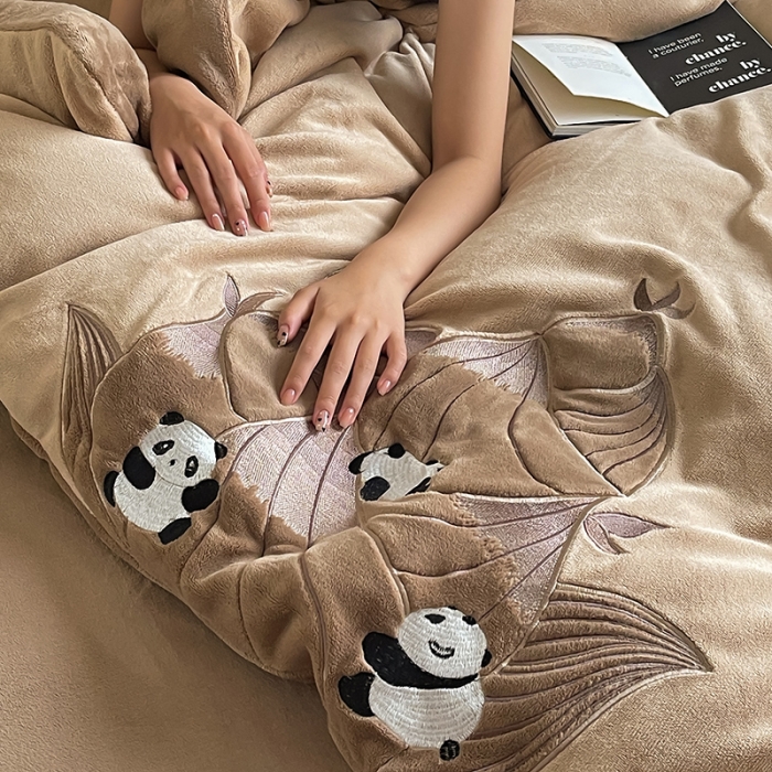 91家纺网 家纺一手货源 找家纺 (总)安莱生活 2023年新品230克牛奶绒贴布绣系列四件套-夺笋系列