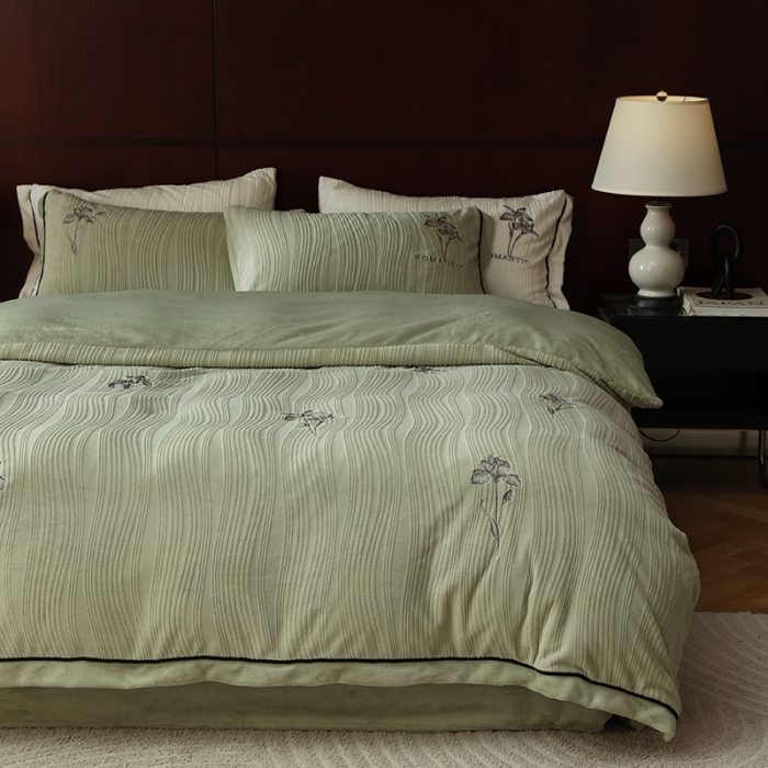 91家纺网 家纺一手货源 找家纺 总安莱生活 2023年新品专版立体牛奶绒浮梦鸢尾系列四件套-法式实拍