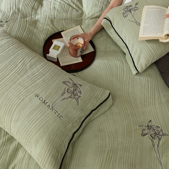 91家纺网 家纺一手货源 找家纺 总安莱生活 2023年新品专版立体牛奶绒浮梦鸢尾系列四件套-法式实拍