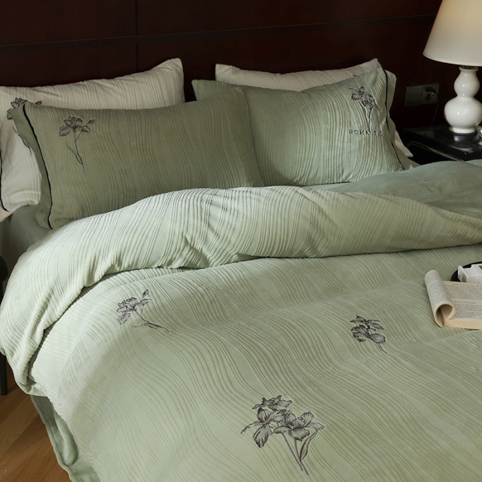 91家纺网 家纺一手货源 找家纺 总安莱生活 2023年新品专版立体牛奶绒浮梦鸢尾系列四件套-法式实拍