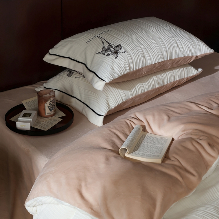 91家纺网 家纺一手货源 找家纺 安莱生活 2023年新品专版立体牛奶绒浮梦鸢尾系列四件套-法式实拍 鸢尾印象-白茶