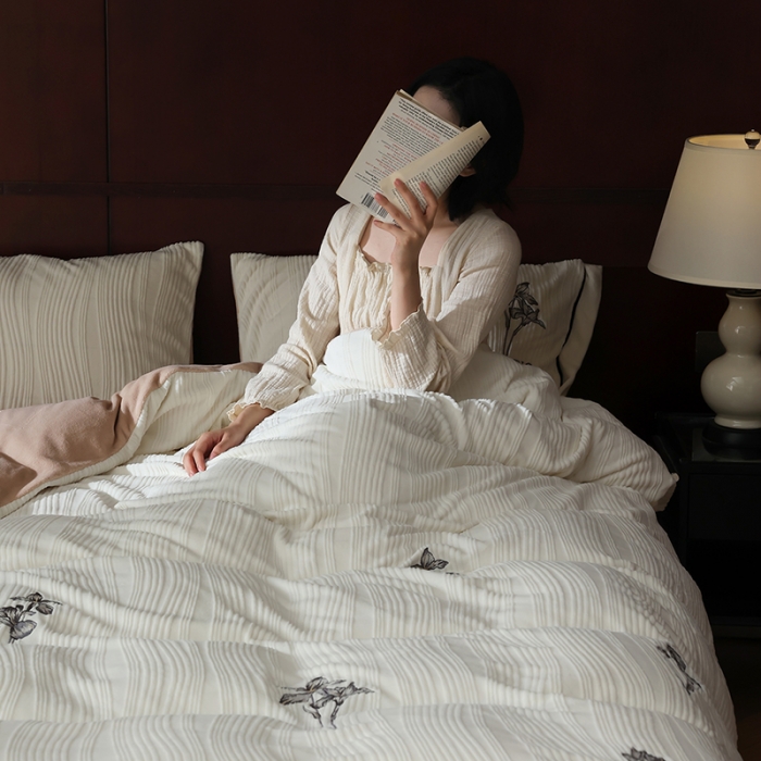 91家纺网 家纺一手货源 找家纺 安莱生活 2023年新品专版立体牛奶绒浮梦鸢尾系列四件套-法式实拍 鸢尾印象-白茶