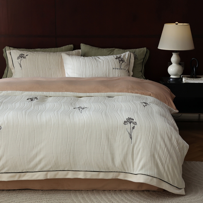 91家纺网 家纺一手货源 找家纺 安莱生活 2023年新品专版立体牛奶绒浮梦鸢尾系列四件套-法式实拍 鸢尾印象-白茶