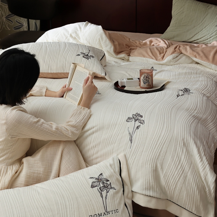 91家纺网 家纺一手货源 找家纺 安莱生活 2023年新品专版立体牛奶绒浮梦鸢尾系列四件套-法式实拍 鸢尾印象-白茶