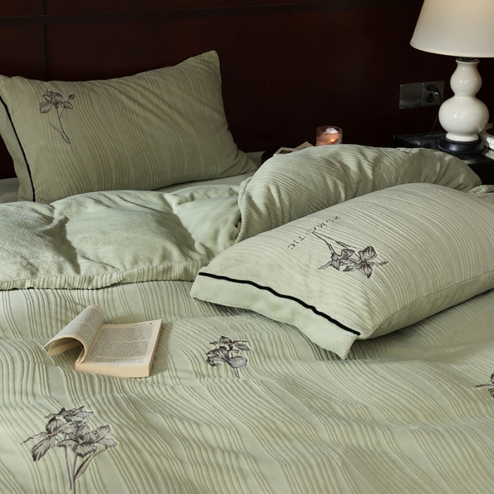 91家纺网 家纺一手货源 找家纺 安莱生活 2023年新品专版立体牛奶绒浮梦鸢尾系列四件套-法式实拍 鸢尾印象-灰绿