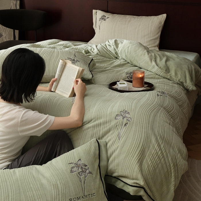 91家纺网 家纺一手货源 找家纺 安莱生活 2023年新品专版立体牛奶绒浮梦鸢尾系列四件套-法式实拍 鸢尾印象-灰绿