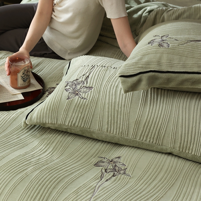 91家纺网 家纺一手货源 找家纺 安莱生活 2023年新品专版立体牛奶绒浮梦鸢尾系列四件套-法式实拍 鸢尾印象-灰绿