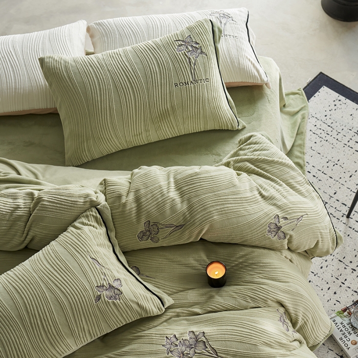 91家纺网 家纺一手货源 找家纺 总 安莱生活 2023年新品专版立体牛奶绒浮梦鸢尾系列四件套-质感棚拍