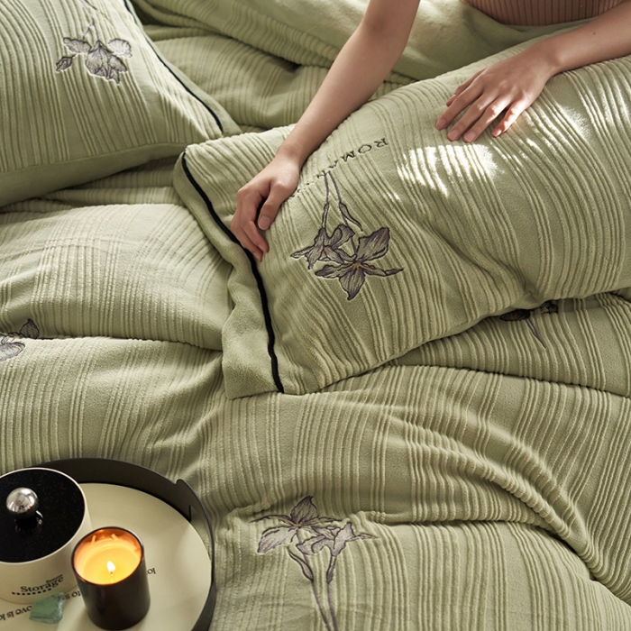 91家纺网 家纺一手货源 找家纺 总 安莱生活 2023年新品专版立体牛奶绒浮梦鸢尾系列四件套-质感棚拍