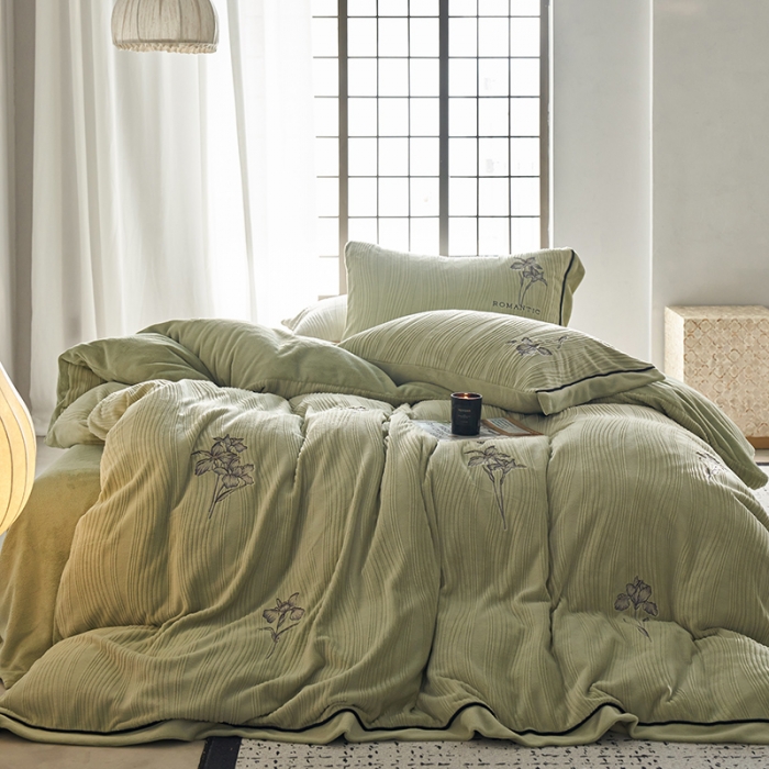 91家纺网 家纺一手货源 找家纺 总 安莱生活 2023年新品专版立体牛奶绒浮梦鸢尾系列四件套-质感棚拍