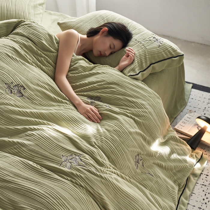 91家纺网 家纺一手货源 找家纺 安莱生活 2023年新品专版立体牛奶绒浮梦鸢尾系列四件套-质感棚拍 鸢尾印象-灰绿