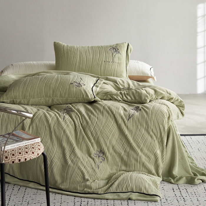 91家纺网 家纺一手货源 找家纺 安莱生活 2023年新品专版立体牛奶绒浮梦鸢尾系列四件套-质感棚拍 鸢尾印象-灰绿