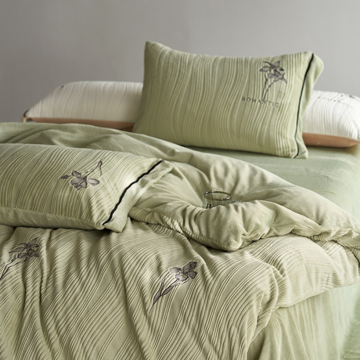 91家纺网 家纺一手货源 找家纺 安莱生活 2023年新品专版立体牛奶绒浮梦鸢尾系列四件套-质感棚拍 鸢尾印象-灰绿