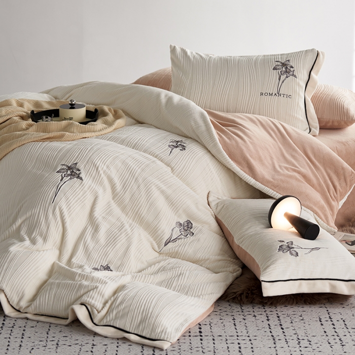 91家纺网 家纺一手货源 找家纺 安莱生活 2023年新品专版立体牛奶绒浮梦鸢尾系列四件套-质感棚拍 鸢尾印象-白茶