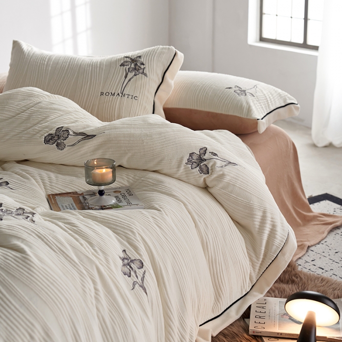 91家纺网 家纺一手货源 找家纺 安莱生活 2023年新品专版立体牛奶绒浮梦鸢尾系列四件套-质感棚拍 鸢尾印象-白茶