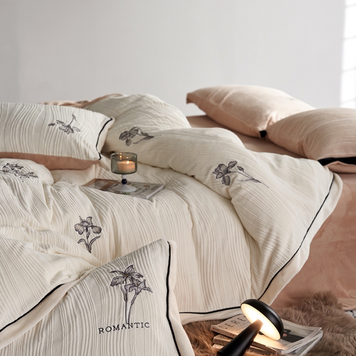 91家纺网 家纺一手货源 找家纺 安莱生活 2023年新品专版立体牛奶绒浮梦鸢尾系列四件套-质感棚拍 鸢尾印象-白茶