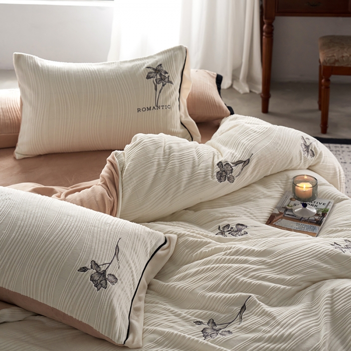 91家纺网 家纺一手货源 找家纺 安莱生活 2023年新品专版立体牛奶绒浮梦鸢尾系列四件套-质感棚拍 鸢尾印象-白茶