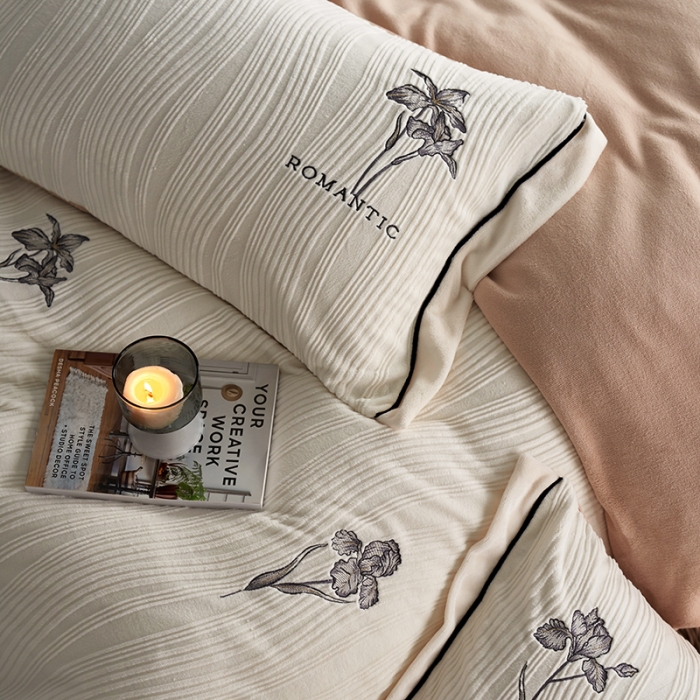 91家纺网 家纺一手货源 找家纺 安莱生活 2023年新品专版立体牛奶绒浮梦鸢尾系列四件套-质感棚拍 鸢尾印象-白茶