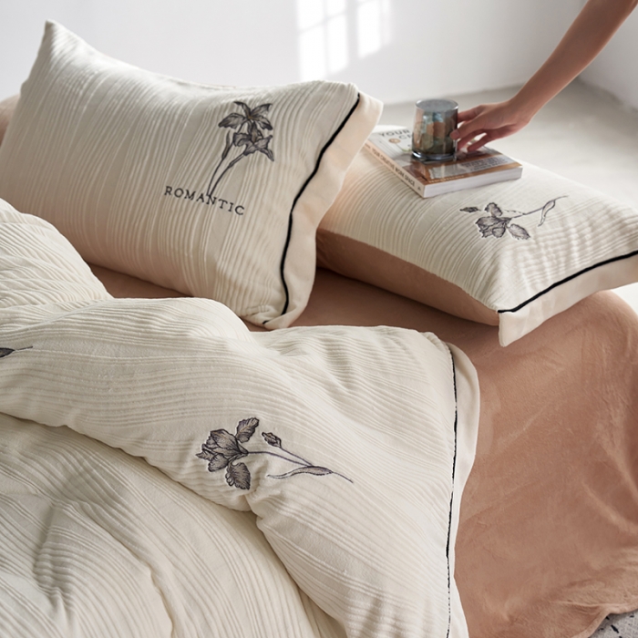 91家纺网 家纺一手货源 找家纺 安莱生活 2023年新品专版立体牛奶绒浮梦鸢尾系列四件套-质感棚拍 鸢尾印象-白茶