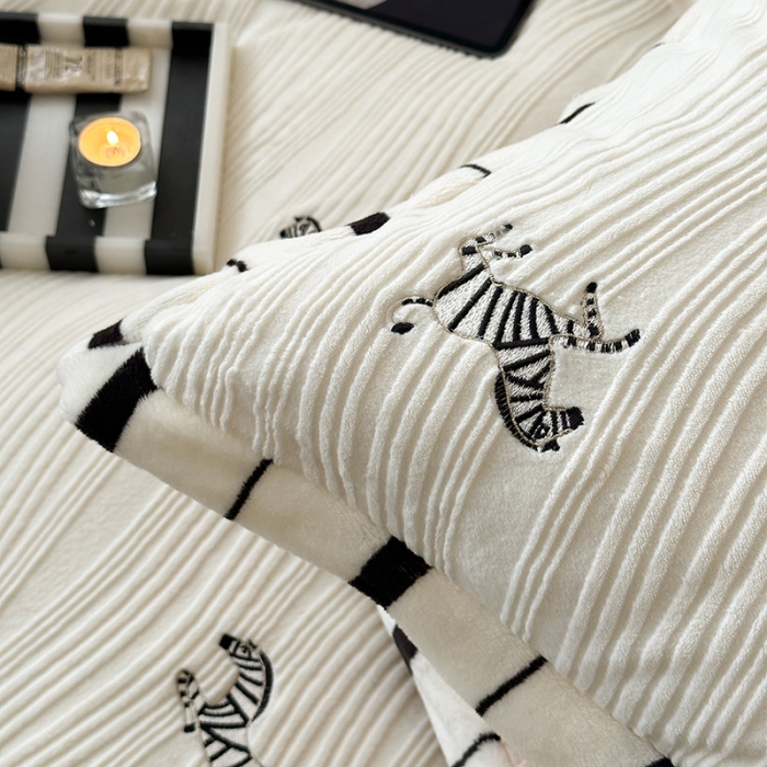 91家纺网 家纺一手货源 找家纺 总安莱生活2023年新品专版撞色宽边刺绣牛奶绒230克四件套-野柔系列