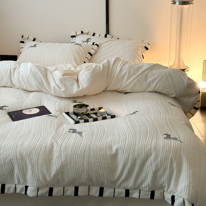 91家纺网 家纺一手货源 找家纺 总安莱生活2023年新品专版撞色宽边刺绣牛奶绒230克四件套-野柔系列