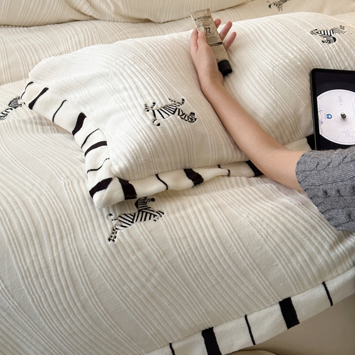 91家纺网 家纺一手货源 找家纺 安莱生活 2023年新品专版撞色宽边刺绣牛奶绒230克四件套-野柔系列 野柔斑马