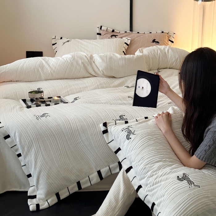 91家纺网 家纺一手货源 找家纺 安莱生活 2023年新品专版撞色宽边刺绣牛奶绒230克四件套-野柔系列 野柔斑马