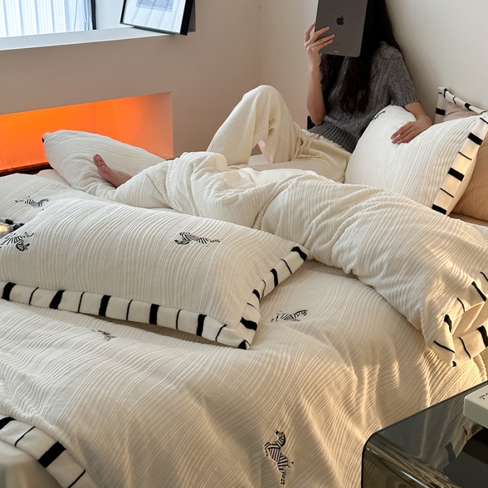 91家纺网 家纺一手货源 找家纺 安莱生活 2023年新品专版撞色宽边刺绣牛奶绒230克四件套-野柔系列 野柔斑马