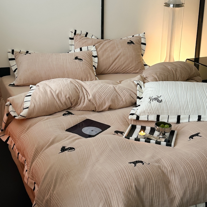 91家纺网 家纺一手货源 找家纺 安莱生活 2023年新品专版撞色宽边刺绣牛奶绒230克四件套-野柔系列 野柔猎豹