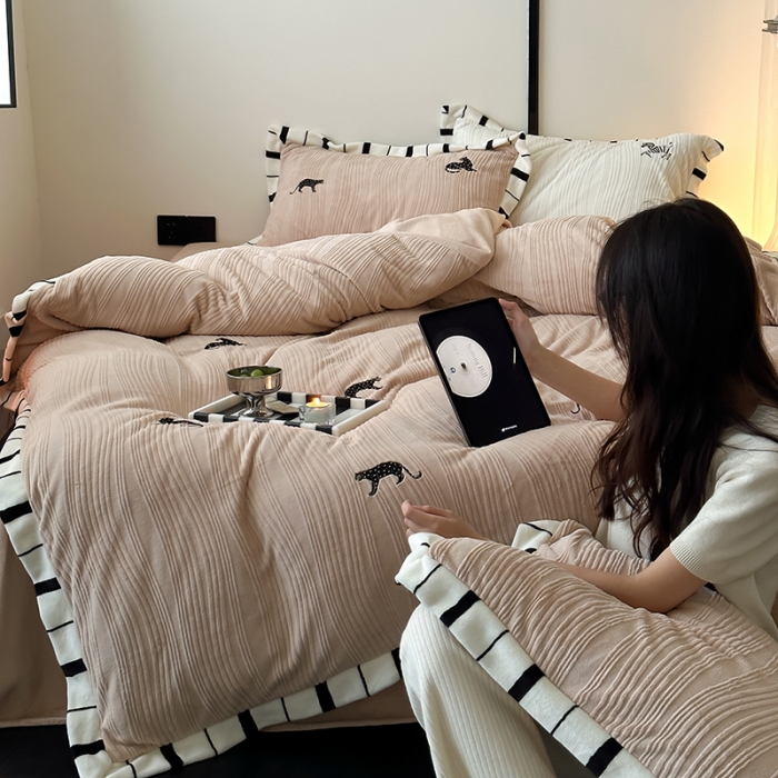 91家纺网 家纺一手货源 找家纺 安莱生活 2023年新品专版撞色宽边刺绣牛奶绒230克四件套-野柔系列 野柔猎豹