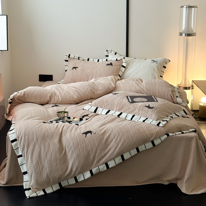 91家纺网 家纺一手货源 找家纺 安莱生活 2023年新品专版撞色宽边刺绣牛奶绒230克四件套-野柔系列 野柔猎豹