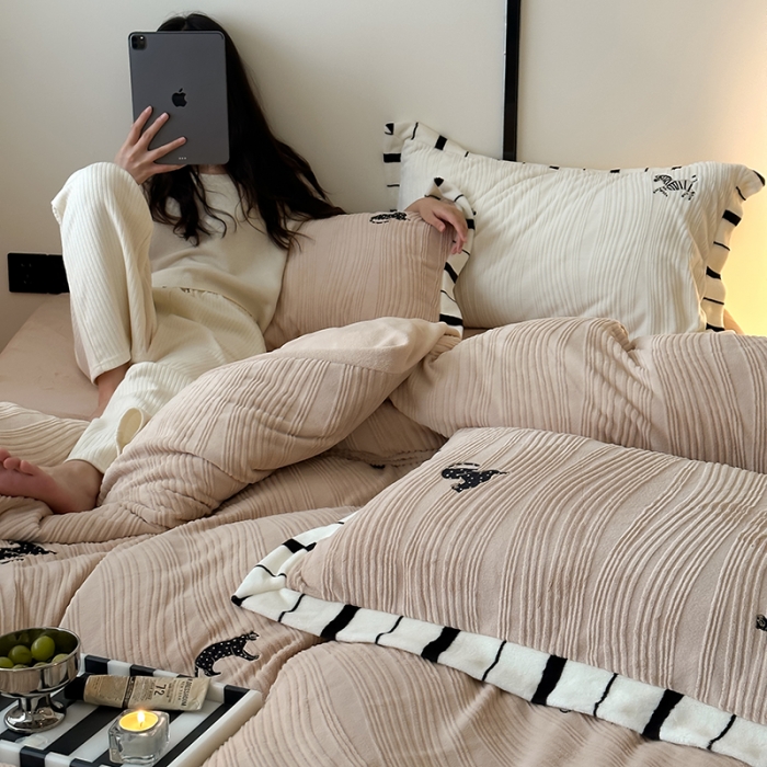 91家纺网 家纺一手货源 找家纺 安莱生活 2023年新品专版撞色宽边刺绣牛奶绒230克四件套-野柔系列 野柔猎豹