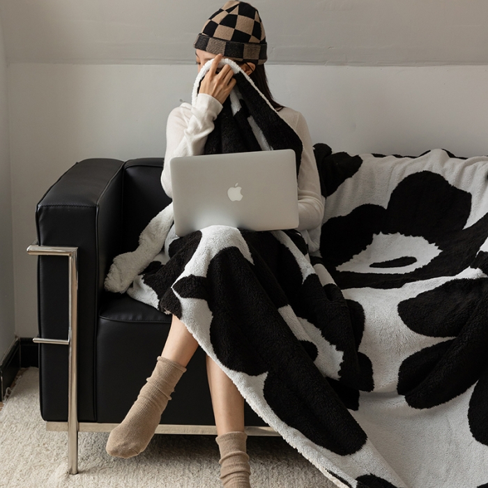 91家纺网 家纺一手货源 找家纺 安莱生活 2023新品专版锦芙绒太阳花毛毯 经典黑白