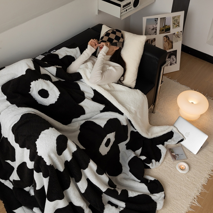 91家纺网 家纺一手货源 找家纺 安莱生活 2023新品专版锦芙绒太阳花毛毯 经典黑白