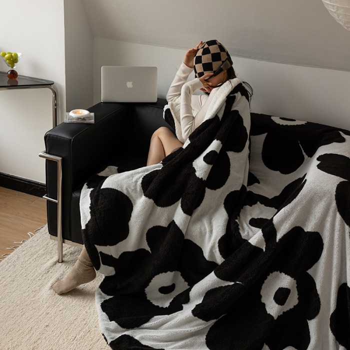 91家纺网 家纺一手货源 找家纺 安莱生活 2023新品专版锦芙绒太阳花毛毯 经典黑白