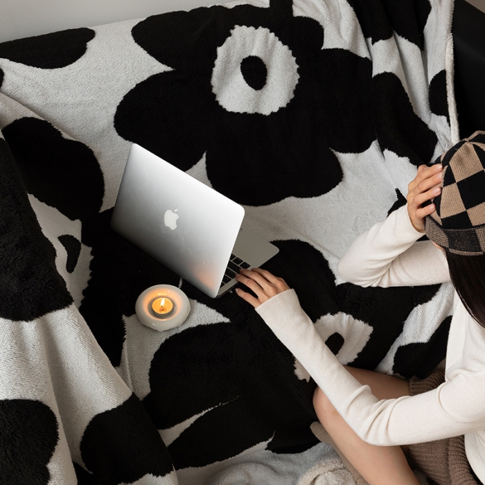 91家纺网 家纺一手货源 找家纺 安莱生活 2023新品专版锦芙绒太阳花毛毯 经典黑白