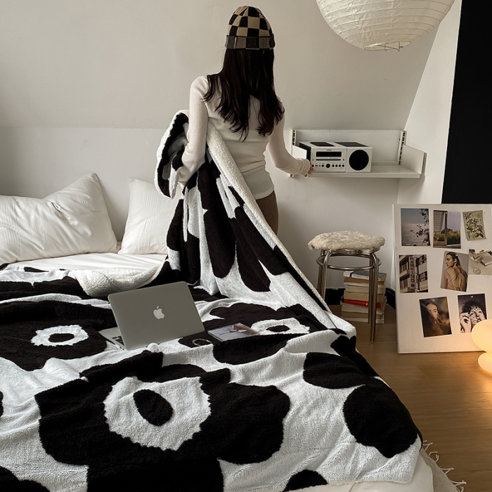 91家纺网 家纺一手货源 找家纺 安莱生活 2023新品专版锦芙绒太阳花毛毯 经典黑白