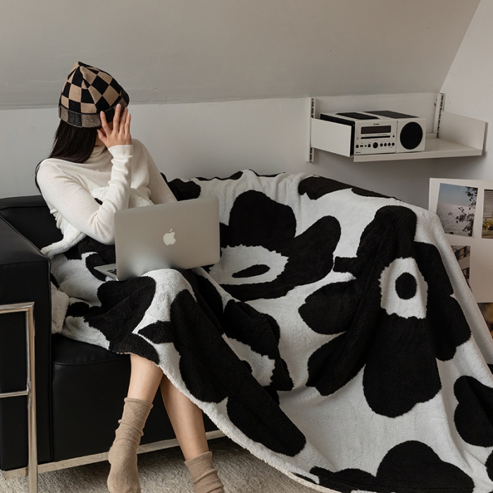 91家纺网 家纺一手货源 找家纺 安莱生活 2023新品专版锦芙绒太阳花毛毯 经典黑白