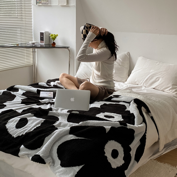 91家纺网 家纺一手货源 找家纺 安莱生活 2023新品专版锦芙绒太阳花毛毯 经典黑白