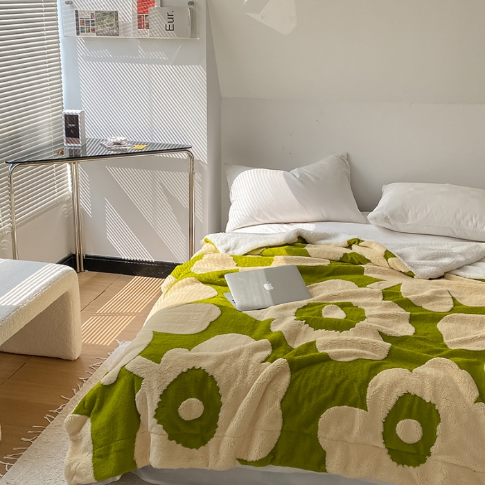 91家纺网 家纺一手货源 找家纺 安莱生活 2023新品专版锦芙绒太阳花毛毯 米绿苹果