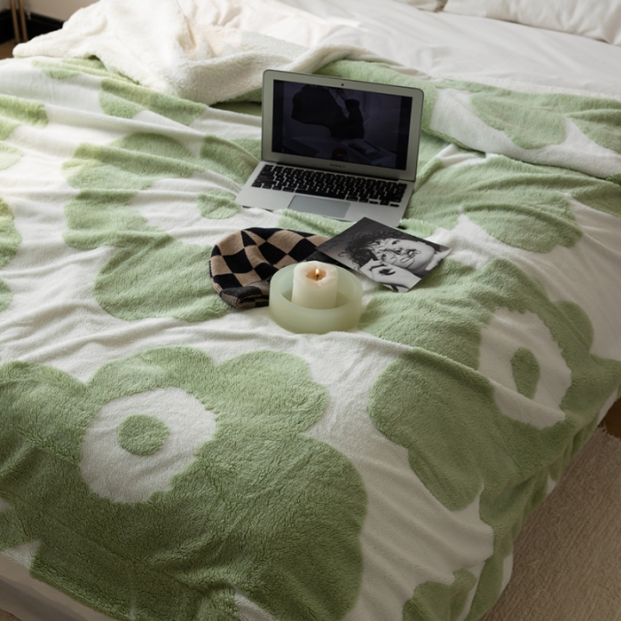 91家纺网 家纺一手货源 找家纺 安莱生活 2023新品专版锦芙绒太阳花毛毯 清新春绿