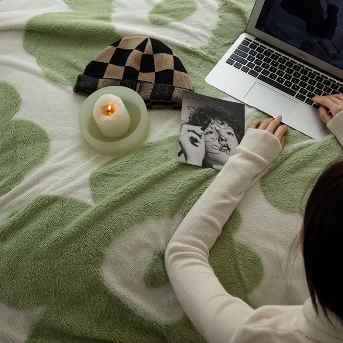 91家纺网 家纺一手货源 找家纺 安莱生活 2023新品专版锦芙绒太阳花毛毯 清新春绿