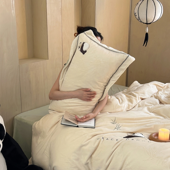 91家纺网 家纺一手货源 找家纺 总安莱生活 2023专版锦芙牛奶绒苏绣四件套-花花思竹款-ins网红风