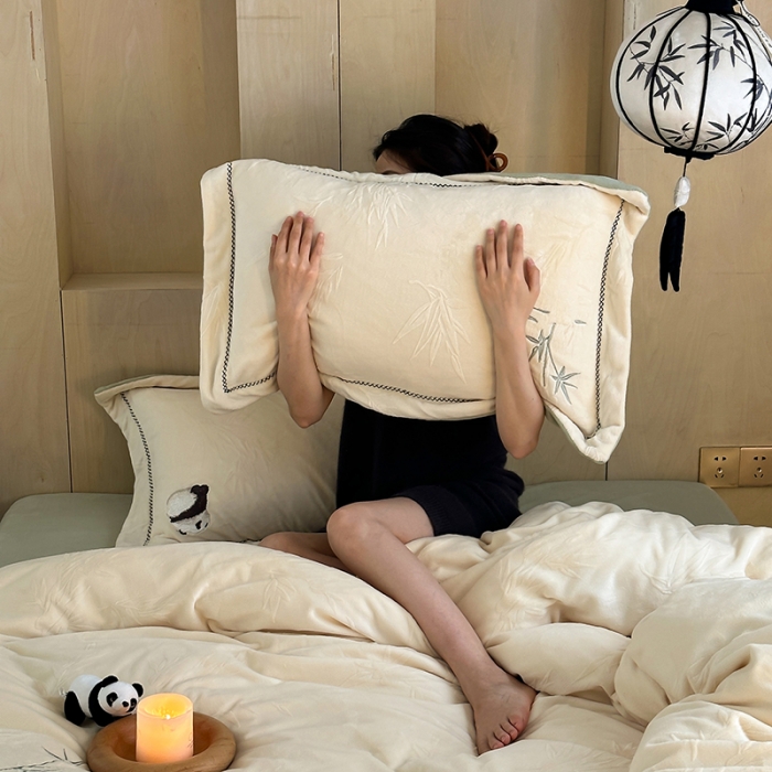 91家纺网 家纺一手货源 找家纺 安莱生活 2023专版锦芙牛奶绒苏绣四件套-花花思竹款-ins网红风 花花思竹-云白