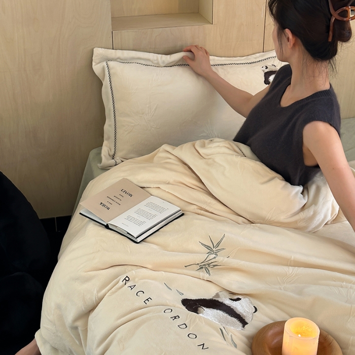 91家纺网 家纺一手货源 找家纺 安莱生活 2023专版锦芙牛奶绒苏绣四件套-花花思竹款-ins网红风 花花思竹-云白